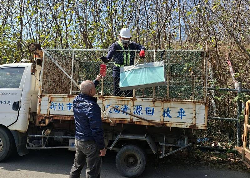 清潔隊員明確向民眾表示只收垃圾,拒收紅包。