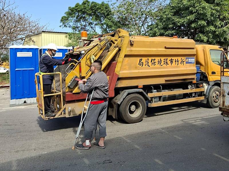清潔隊員明確向民眾表示只收垃圾，拒收紅包。