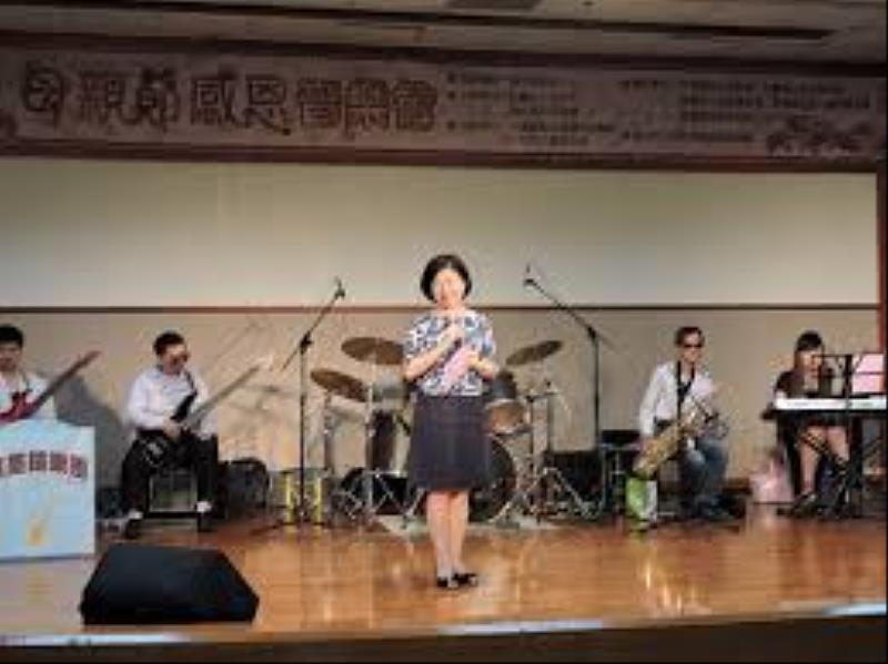 謝淑惠教授默默捐款支持台中市盲人福利協進會黑墨鏡樂團公益表演。