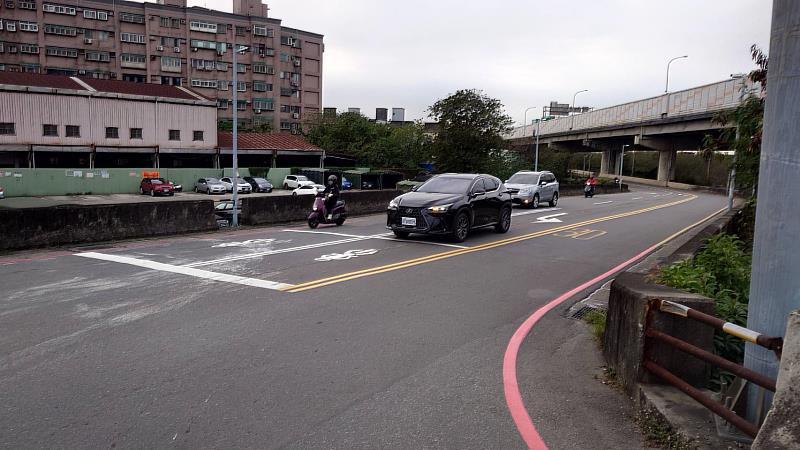竹市公道五路與湳雅街口增設左轉偏心車道,紓解尖峰壅塞、提升行車安全。