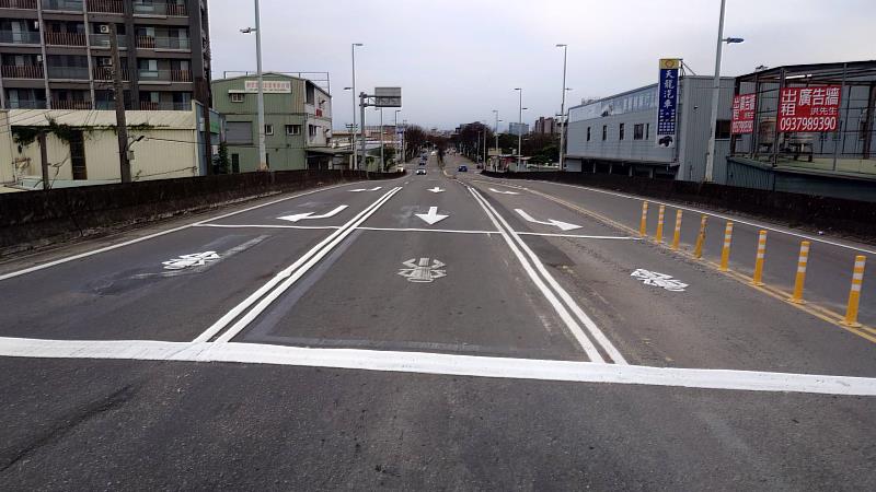 竹市公道五路與湳雅街口增設左轉偏心車道,紓解尖峰壅塞、提升行車安全。