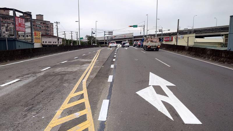 竹市公道五路與湳雅街口增設左轉偏心車道,紓解尖峰壅塞、提升行車安全。