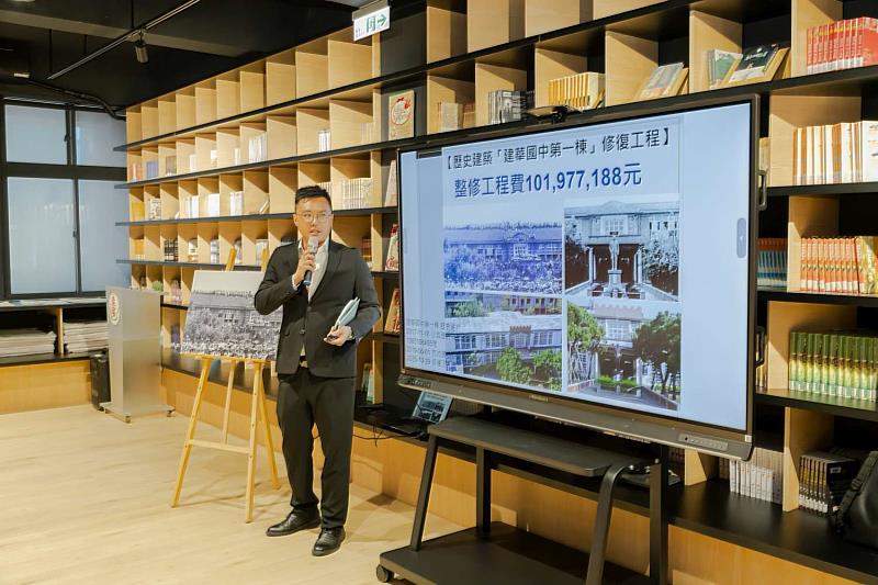 建華國中校長蔡之浩簡報說明。