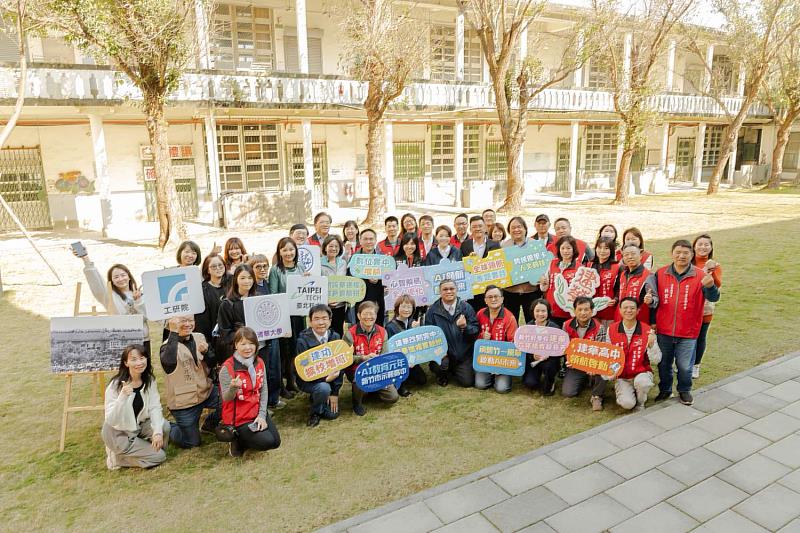 拍板「教育三箭」!市長高虹安視察建華國中合影。