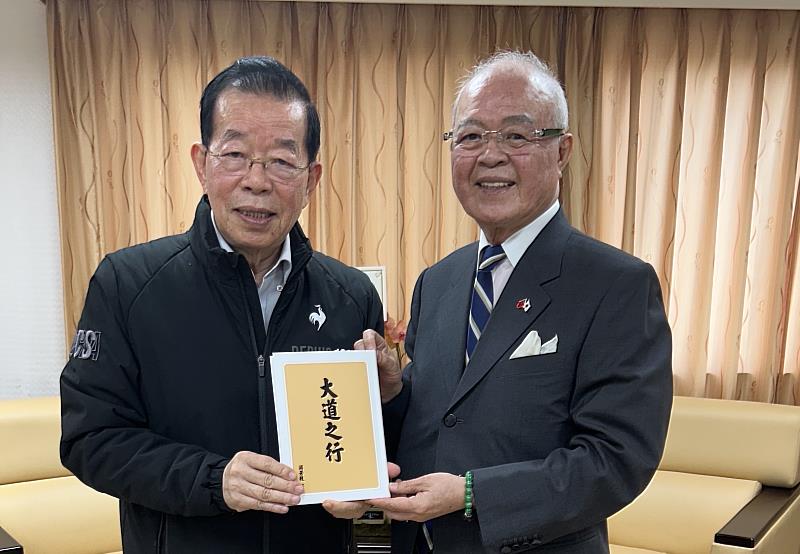 謝長廷會長與陳天隆顧問會面並互贈書籍。