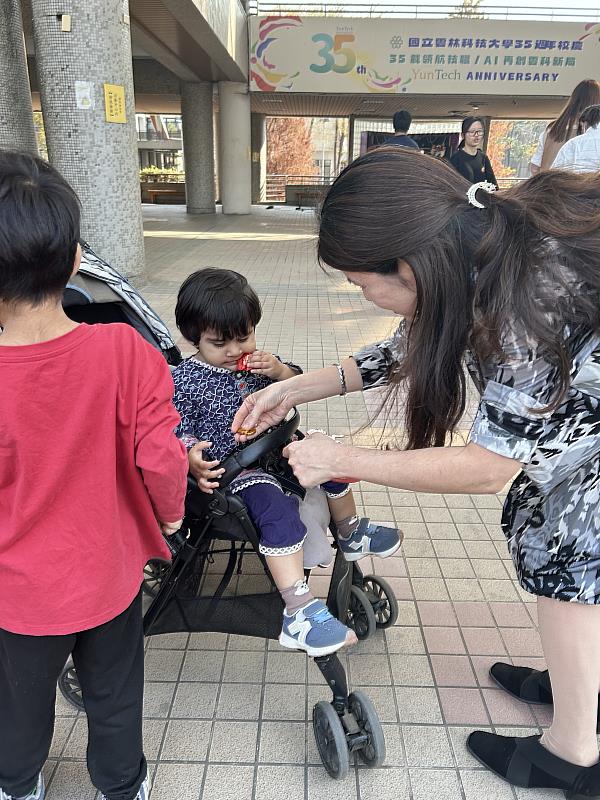 國際事務長親手將紅包與象徵「一元復始」的一元硬幣送給小朋友，溫馨滿溢。