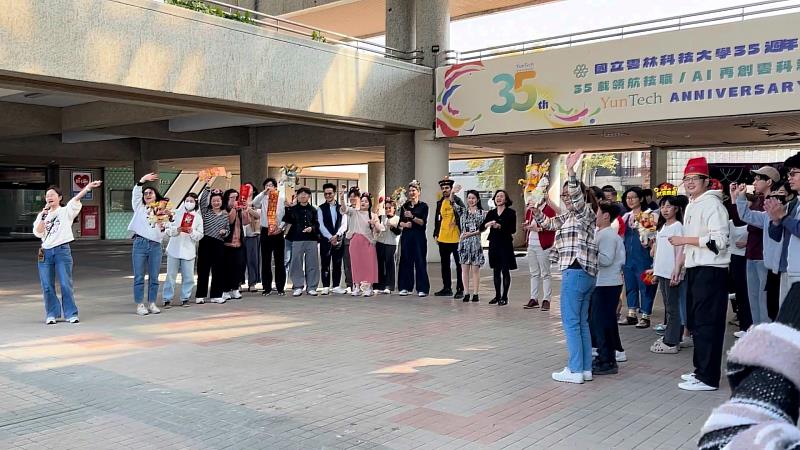 參與活動的師生戴上傳統中式頭飾，手持吉祥道具，熱烈揮手歡迎校長到來，現場洋溢濃厚的新年氛圍。