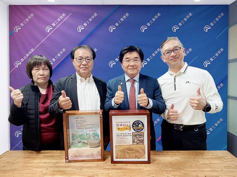 左起門諾基金會李麗雲主任、周朝國董事長、以及廖學茂董事長、阮延璽執行長(時任台大EMBA校友基金會)，共同見證公益結案成果。