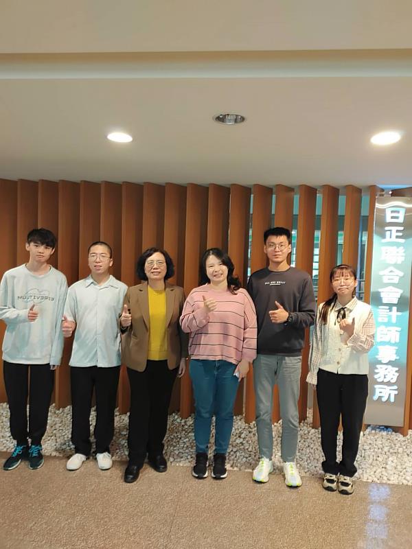左三會資系陳瓊燕主任於115年元月訪視實習學生。