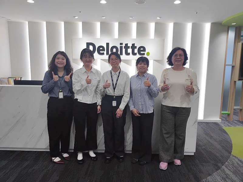 右一會資系陳瓊燕主任於115年元月訪視實習學生。