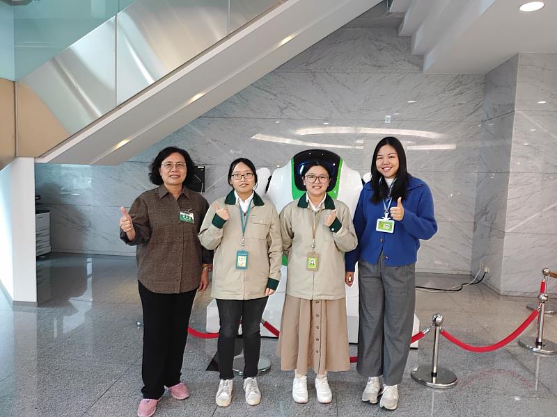 左一會資系陳瓊燕主任於115年元月訪視實習學生。