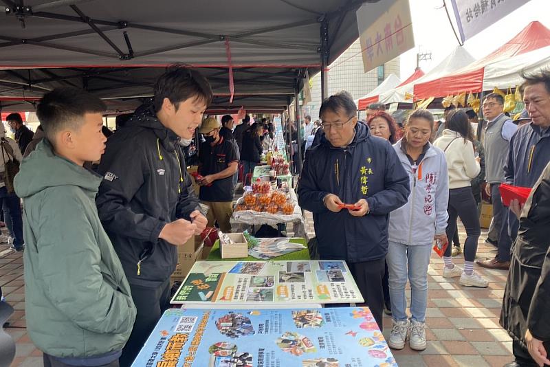 臺南市市長黃偉哲走訪南大USR攤位，了解計畫推動方式與學生參與情況，肯定大學走入地方的行動實踐。