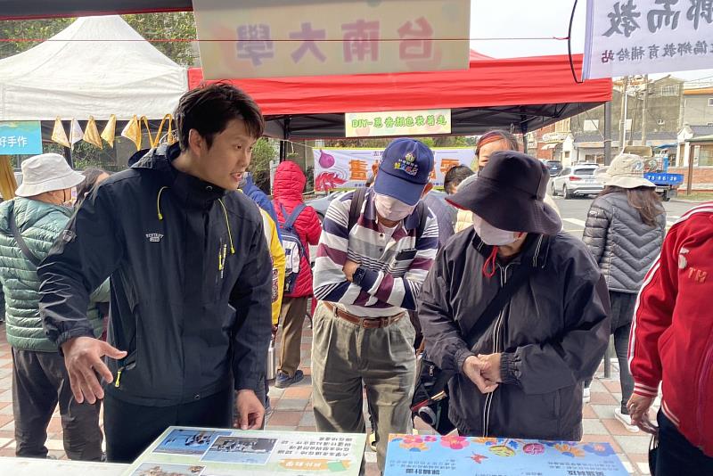 南大USR團隊於北門農產推廣活動現場說明「七股教育補給站4.0」計畫成果,與民眾交流大學參與地方發展的實踐經驗。