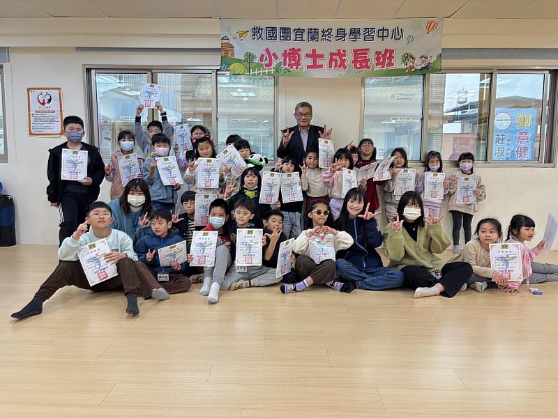 救國團宜蘭縣團委會林耀埜總幹事頒發結業證書，開心過好年