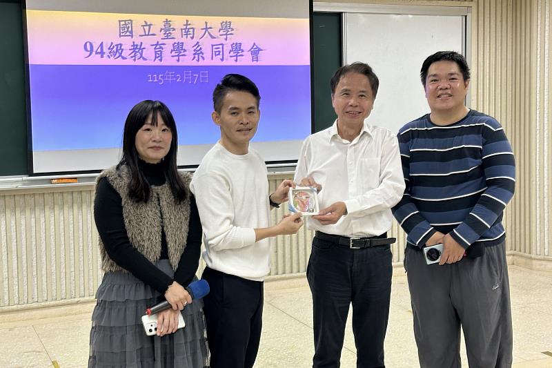 南大94級教育學系校友致贈紀念品予與會師長,見證師生情誼跨越二十年。