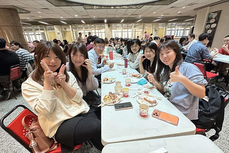 南大94級教育學系校友中午餐敘交流，分享二十年來教學生涯與人生歷程。