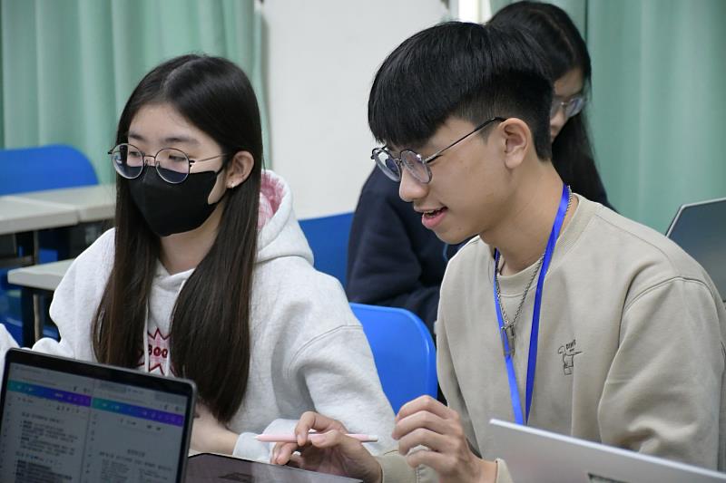 南大經管營課堂現場，學員透過案例解析與分組討論，將管理理論對照統一企業營運實務，強化產業理解能力。