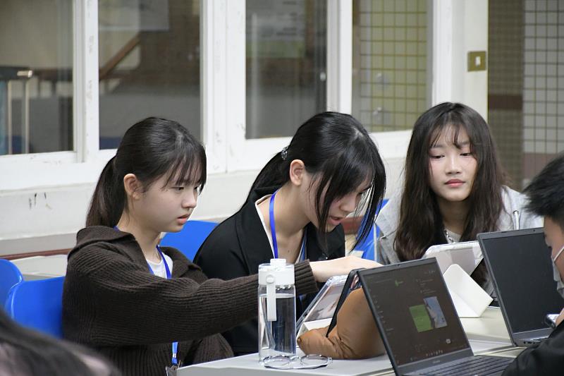 南大經管營第三日課程延伸企業參訪觀察，學員以品牌經營與組織架構為題進行討論，展現南大強調的學用對接特色。