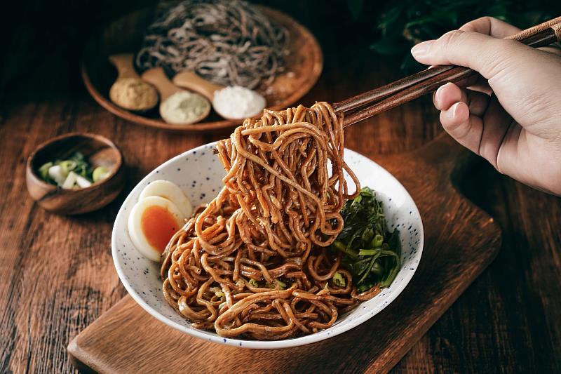 春節圍爐常面臨精緻澱粉過量問題,營養師沈宛徵推薦以「機能麵食」取代高熱量澱粉,打造健康與美味兼具的年節餐桌。(資料來源:日日好食)