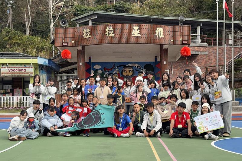 南大土撥鼠康輔社於營隊歡迎會與全體師生合影，為寒假教育優先區行動揭開序幕。