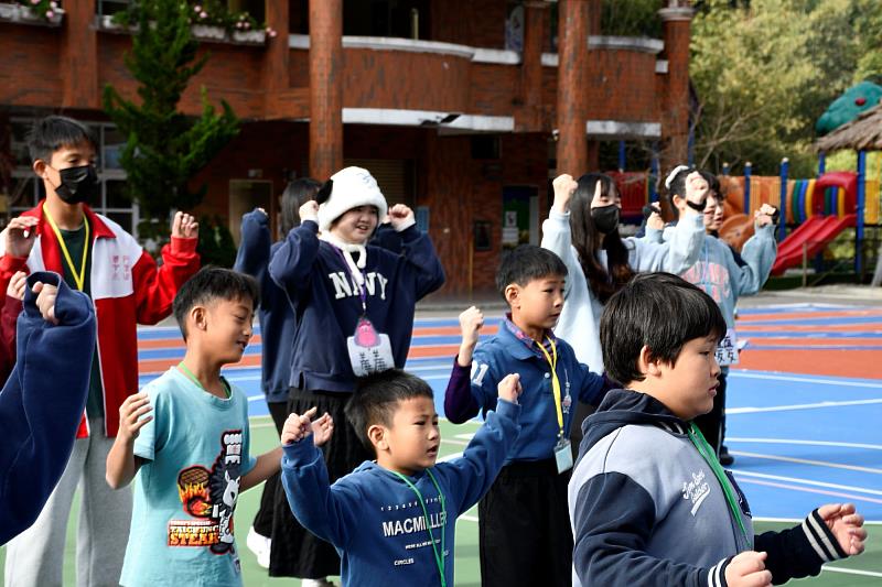 南大土撥鼠康輔社隊輔每日清晨帶領孩子跳早操，以活力開啟「腦筋急轉彎感動成長營」的學習節奏。
