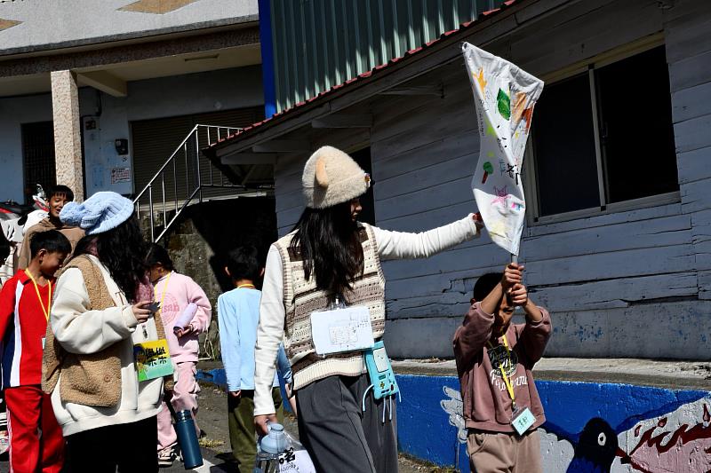 南大學生設計社區走訪闖關任務，帶領孩子走進在地環境，在行動中認識社區與文化。