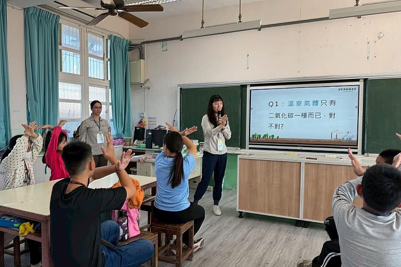 南大攜手群創教育基金會走入三慈國小，透過淨零碳排課程說明溫室氣體來源與減碳策略，深化學生氣候行動概念。