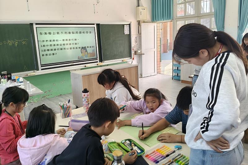 南大以公民咖啡館教學形式，引導三慈國小學生討論氣候變遷影響與調適行動，培養環境思辨與風險意識。