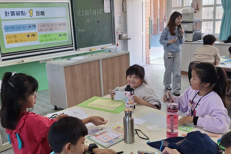 南大設計碳足跡教學活動，讓學生比較不同食材碳排量，理解日常飲食與氣候變遷之關聯。