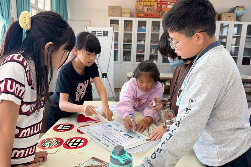 南大USR營隊以遊戲闖關設計，帶領學生從生活情境理解淨零轉型路徑，建立減碳行動的實踐觀念。