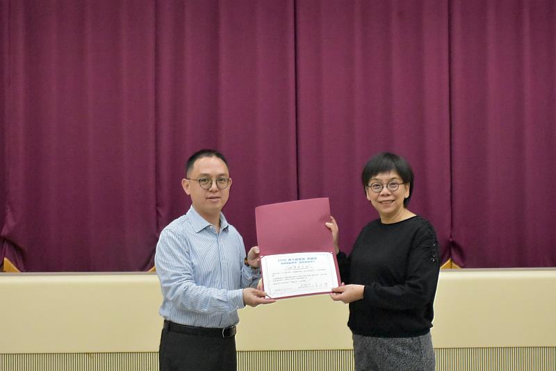 南大經管系蕭詠璋主任致贈感謝狀予臺鹽生技，強化南大與企業合作，共創AI智慧管理學習場域。