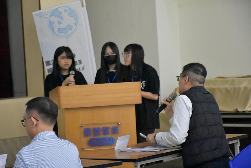 南大經管營學員專注聆聽企業講評，透過產業視角深化對AI整合行銷與商業決策的理解。