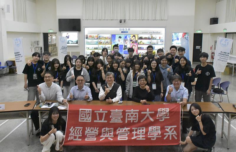 南大經管營全體學員於臺鹽生技合影留念，完成AI商業提案實戰挑戰，展現南大產學連結特色。