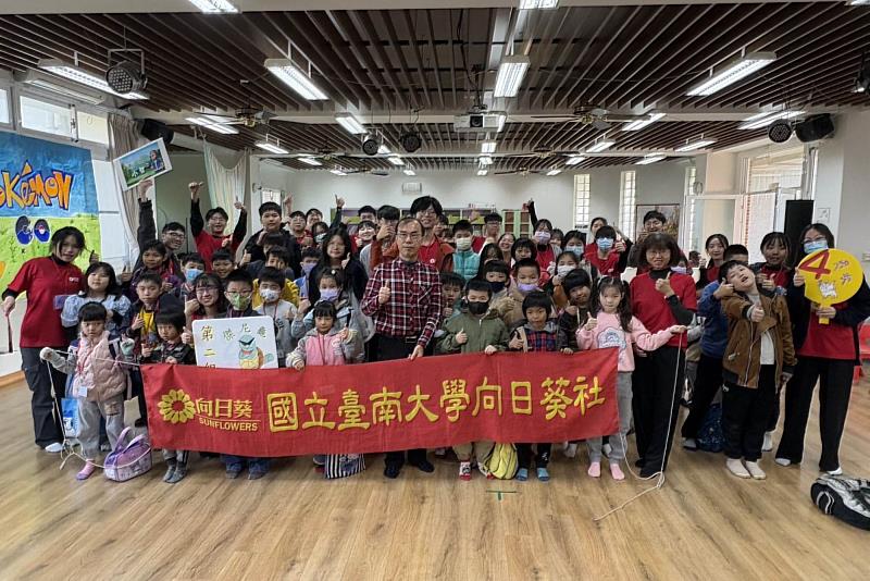 南大向日葵社學生透過多元活動陪伴學童，在實際互動中實踐品格教育與公共參與精神。