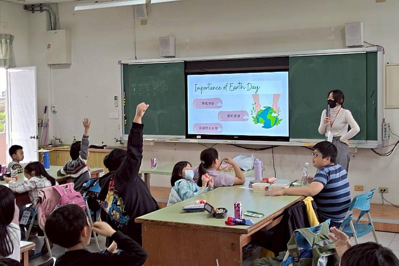 國立臺南大學USR計畫將英語融入環境教育課程設計,在七股教學現場透過互動活動強化學生雙語應用能力。