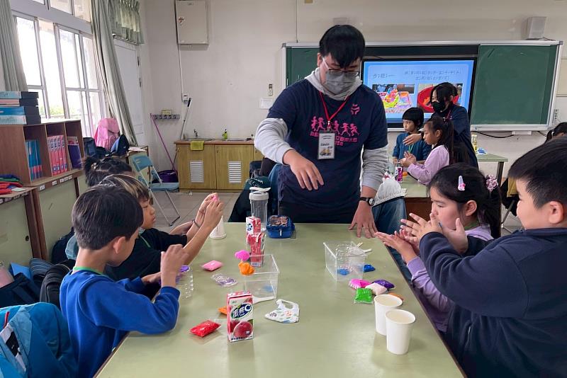 南大USR環境教育營隊安排「火山爆發」科學實驗課程，透過實作操作引導學生理解自然災害與環境科學原理。