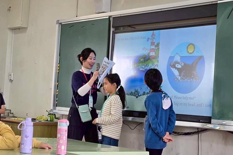 南大USR團隊結合英語繪本與海洋保育議題，引導大文國小學生認識海洋污染問題，培養永續行動意識。