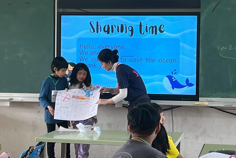 國立臺南大學USR團隊於七股大文國小辦理環境教育營隊，學生以英語發表濕地保育行動方案，展現南大推動雙語環境教育的學習成果。