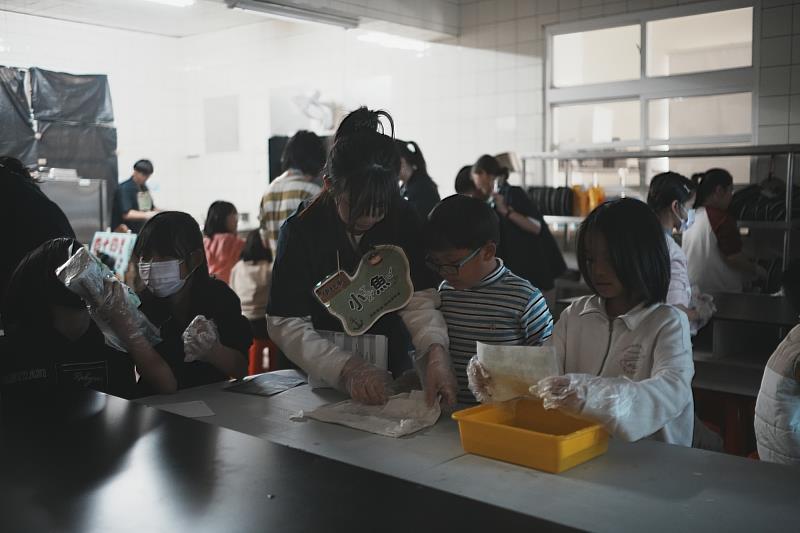 南大學生社團帶領學童進行藍曬科普實作，在暗房中體驗光影成像的科學與創作樂趣。