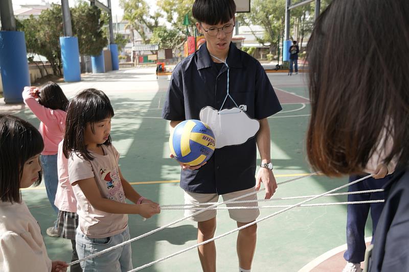 南大攝影營設計互動遊戲挑戰，讓孩子在任務探索中培養觀察力與團隊合作能力。