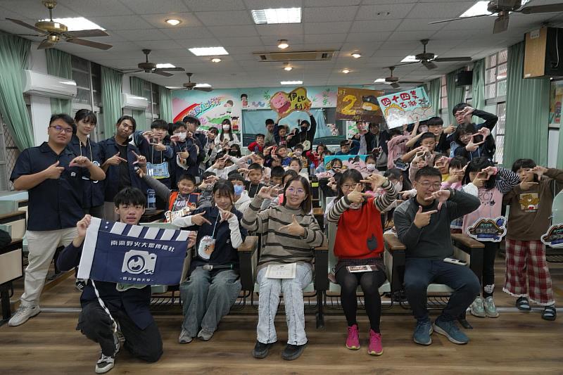 南大南瀛野火大眾傳播社與大竹國小師長合影，攜手推動偏鄉美感教育與攝影體驗營。