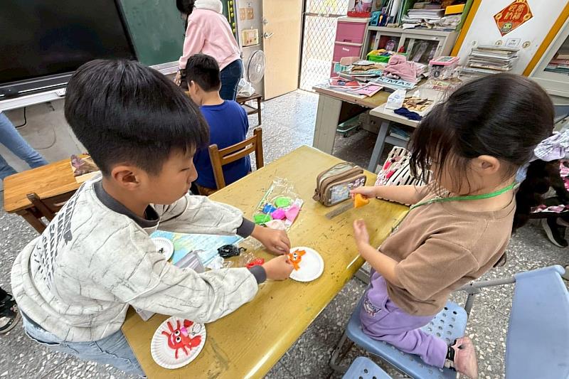 在南大USR「海岸生態探索營」中,學生以黏土創作海洋生物,透過手作深化對海洋保育與環境永續的理解。