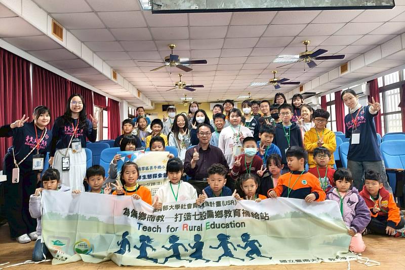 南大USR攜手長平國小辦理環境教育營隊,將海岸與濕地議題帶入偏鄉課堂,展現大學社會責任的實踐行動。