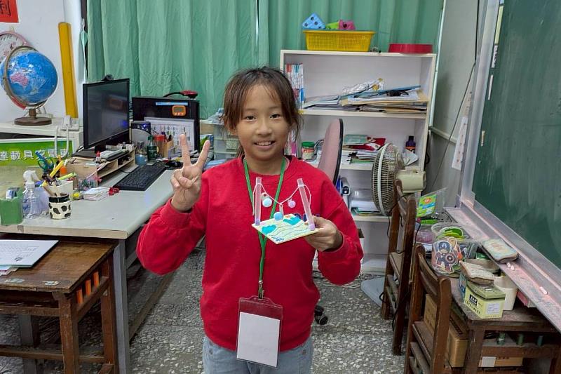 南大USR團隊引導長平國小學童手作蚵棚模型，從在地養殖產業認識海岸生態與永續環境教育的實踐意涵。