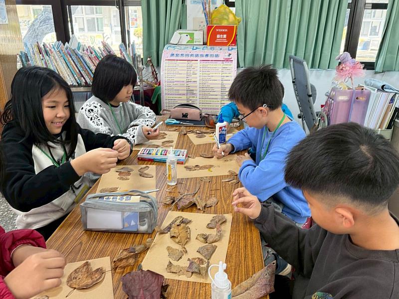 透過植物拼貼創作,南大USR引導學生觀察自然特徵,在藝術實作中培養環境教育與永續思維。