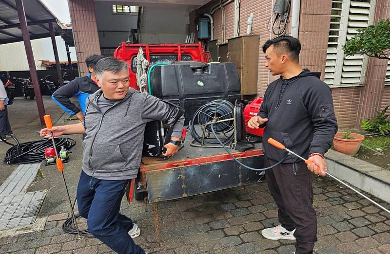 成功工作站同仁進行幫浦設備水壓測試