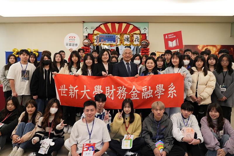 世新財金系透過寒暑假金融營隊，讓學員透過遊戲化的課程學習理財觀念與財務決策思維，提早接軌專業領域。（世新大學提供）