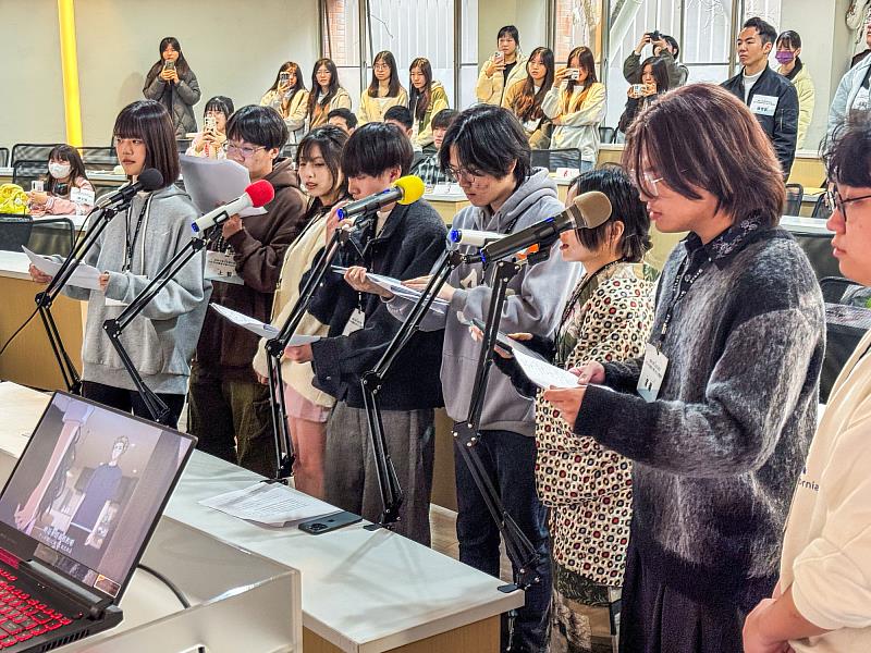 世新大學日文系「配音讀書會」成員示範日語配音流程與技巧。（世新大學提供）