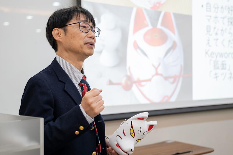 世新大學日文系助理教授中村直孝介紹狐狸面具的文化背景。（世新大學提供）