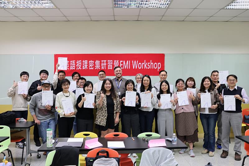 完訓教師與阿得雷德大學Timothy William Heylen講師合影留念。